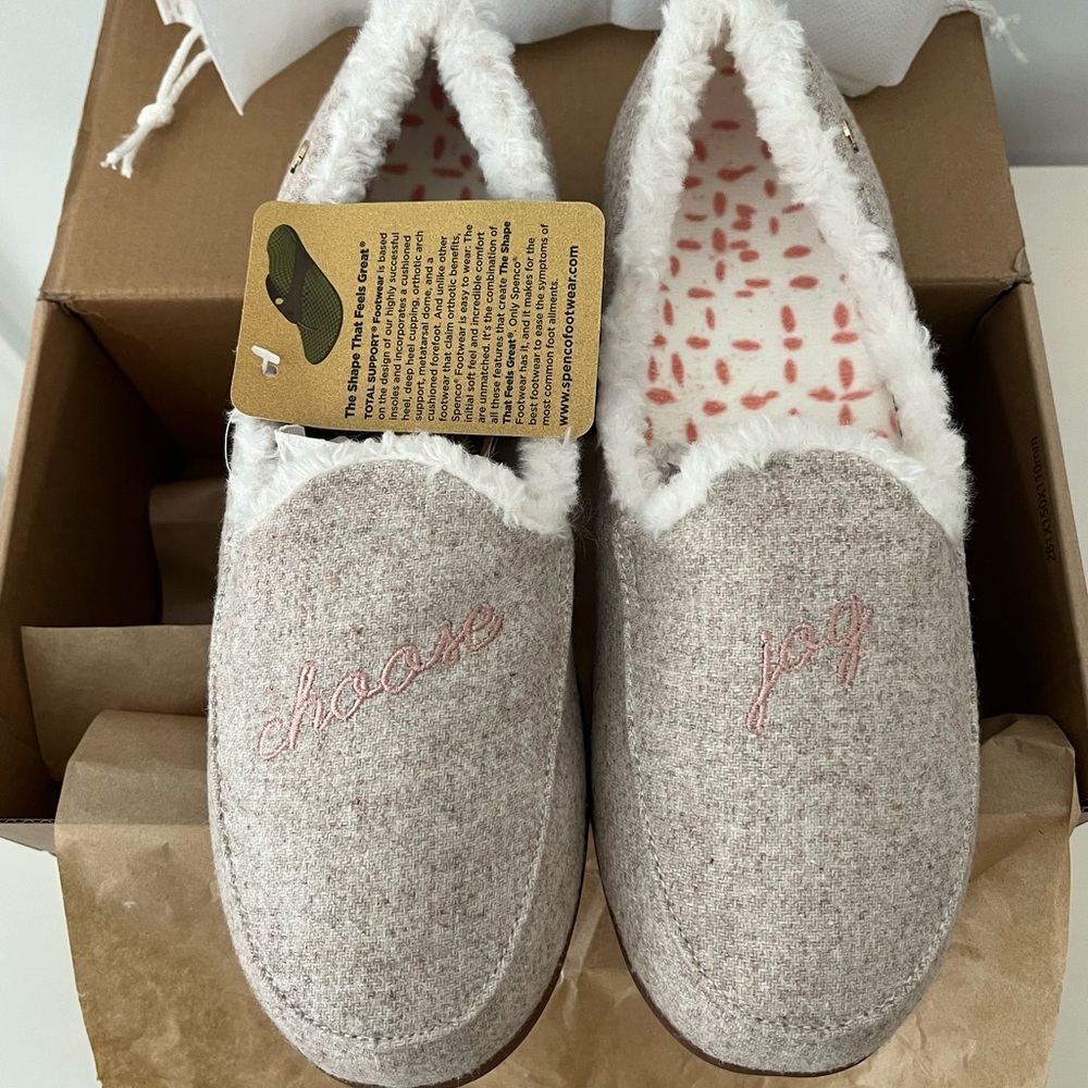 Spenco orthotics slippers. Oatmeal color with dark tan soles. Size 7 1/2 medium. - Picture 5 of 14